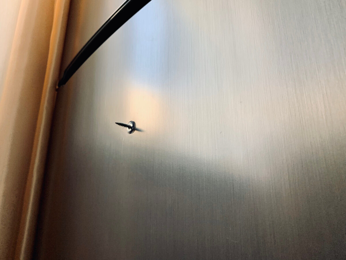 Шуруп приклеен