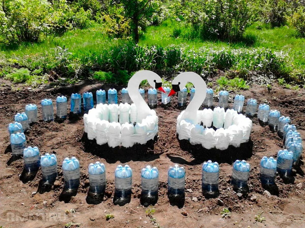 Что можно сделать из больших пластиковых бутылок для сада