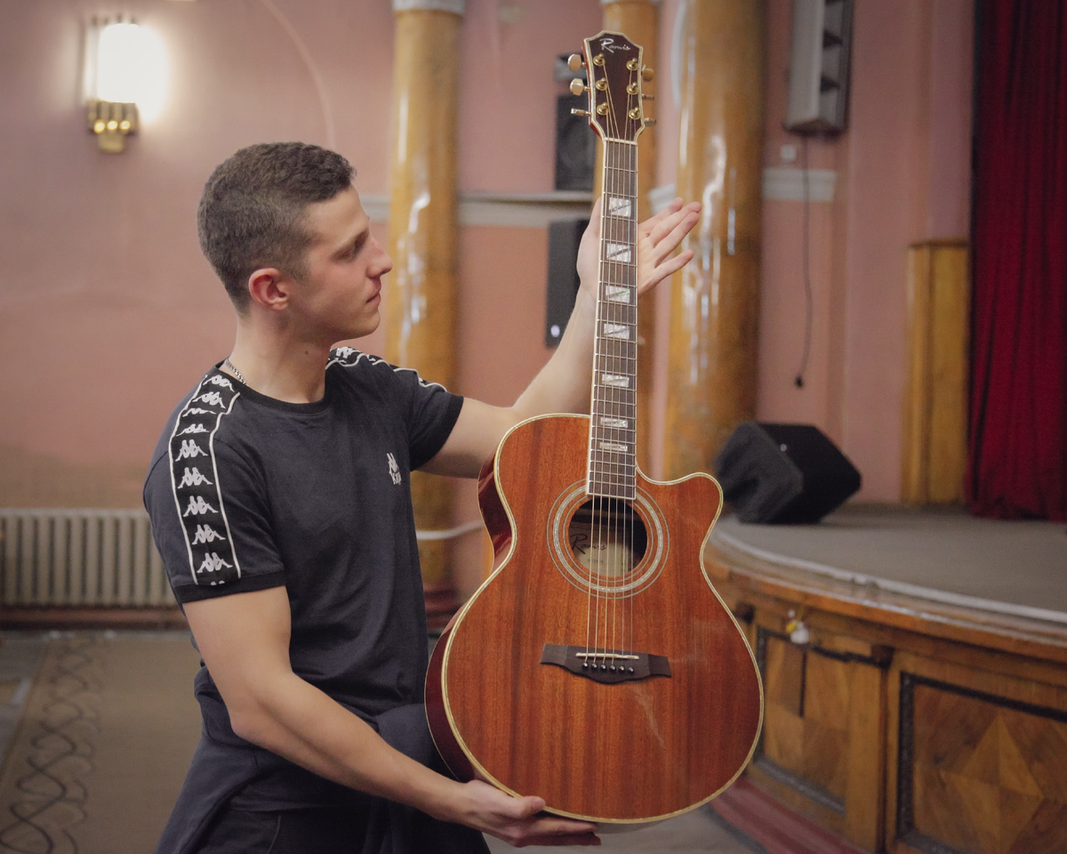 
10 аргументов в пользу освоения музыкального инструмента 
 
Результаты научных исследований подтвердили гипотезу о пользе музыкальных занятий в любом возрасте. Спустя несколько месяцев игры на инструменте отмечаются положительные сдвиги. 
Улучшение координации 
Для любого музыканта – профессионала или любителя важна правильная техника игры. Она зависит от точности движений рук и ног. Необходимость постоянно совершенствовать технические навыки развивает не только зрительно-моторную, но также общую координацию. Неудивительно, что спортсмены с музыкальной подготовкой чувствуют себя более уверенно. 
Совершенствование навыков чтения 
Необходимость распознавать нотные знаки развивает читательские навыки. Привычка к расшифровке музыкальных знаков помогает в изучении иностранных языков. Осмысление информации, записанной в нотной тетради, способствует лучшему восприятию художественной и специальной литературы. 
Развитие когнитивной функции 
Специалисты медицинского центра в Канзасе провели исследование когнитивных (познавательных) способностей у большой группы испытуемых. Диагностика показала, что результаты тестов, выполненных музыкантами, лучше, чем у остальных. Ученые пришли к заключению, что это следствие высокой активности мозга. 
Регулярное музицирование оказалось отличным способом стимулирования серого вещества: увеличивается его объем. Вид инструмента не имеет принципиального значения. Игра на барабане, саксофоне или флейте одинаково полезна для тренировки мозга. 
Управление настроением 
Музыка способна воздействовать на эмоциональное состояние. Исполнение любимого произведения отвлекает от грустных мыслей. Задорные ритмы бодрят, поднимают настроение и тонус. Человек, умеющий играть на музыкальном инструменте, направляет свои эмоции в конструктивное русло и сохраняет здоровье. 
Укрепление органов дыхания 
Игра на духовых инструментах способствует увеличению объема легких, улучшению обменных процессов. Врачи рекомендуют такой вид музицирования людям, страдающим хроническим бронхитом, астмой, аллергическими заболеваниями дыхательной системы. 
Любой из инструментов этой группы – кларнет, труба и другие – может укрепить органы дыхания. Во время исполнения музыкального произведения глубокий вдох чередуется с медленным выдохом. Это приводит к интенсивной аэрации легких и постепенному выздоровлению. 
 
Снятие нервного напряжения, избавление от бессонницы 
Для того, чтобы расслабиться и перестать нервничать необязательно пить таблетки. Лучше научиться играть на духовых инструментах. Это абсолютно безопасное и эффективное средство. 
Многолетние наблюдения показали, что детям особенно полезна флейта. Ее мелодичное звучание способствует релаксации. Бонусом станет крепкий сон и здоровая нервная система. 
Интересный факт 
Игра на саксофоне заставляет работать мышцы живота и развивает абдоминальное дыхание. Это полезно для пения и фигуры. 
Развитие концентрации внимания 
Музыкант должен концентрироваться на том, что он делает. Отвлекаясь на посторонние раздражители, легко сбиться с ритма, сыграть не ту ноту, перепутать струну, клапан или клавишу. Если приходится играть в ансамбле, джаз-банде или оркестре, то умение сосредоточиться на своей партии становится абсолютно необходимым. Развитая концентрация внимания дает музыканту большое преимущество в других видах деятельности и повседневной жизни: управлении автомобилем, работе с аппаратурой и так далее. 
Выработка самодисциплины и целеустремленности 
Не секрет, что процесс обучения, постижение азов и отработка техники довольно скучное занятие. Должен быть вдохновляющий пример. Просмотр роликов с игрой любимых исполнителей способен поддержать угасающую мотивацию. 
Нужно выработать четкую установку на регулярность занятий и достижение результата. Преодоление трудностей развивает целеустремленность и самодисциплину, что пригодится не только для овладения инструментом. Затраченные усилия станут основой будущих достижений. 
Профилактика возрастной деменции 
Польза от музыкальных занятий проявляется даже через десятки лет. Доказано, что люди, играющие на разных инструментах, меньше подвержены возрастным нарушениям. Полезное хобби позитивно влияет на мозговую деятельность и сохранение умственных функций. 
Музыка служит когнитивным стимулятором для пожилых людей с диагнозом «болезнь Альцгеймера». Она помогает реабилитировать больных после инсульта и других поражений мозга. Воспроизведение знакомых мелодий улучшает состояние кратковременной памяти и речи, восстанавливает координацию движений. 
Сохранение остроты слуха 
Ученые, изучающие снижение слуха у пожилых пациентов, установили удивительную закономерность. Оказывается, обучение игре на музыкальном инструменте в детские годы служит профилактикой возрастной тугоухости. Эффективен даже короткий курс занятий. В результате у пожилых людей зона мозга, отвечающая за слух, реагирует на звуки речи с прежней скоростью. 
Многократные исследования подтвердили тот факт, что играть на музыкальных инструментах полезно для развития речевых навыков и общей грамотности. Улучшается восприятие информации и запоминание, развиваются скрытые способности.