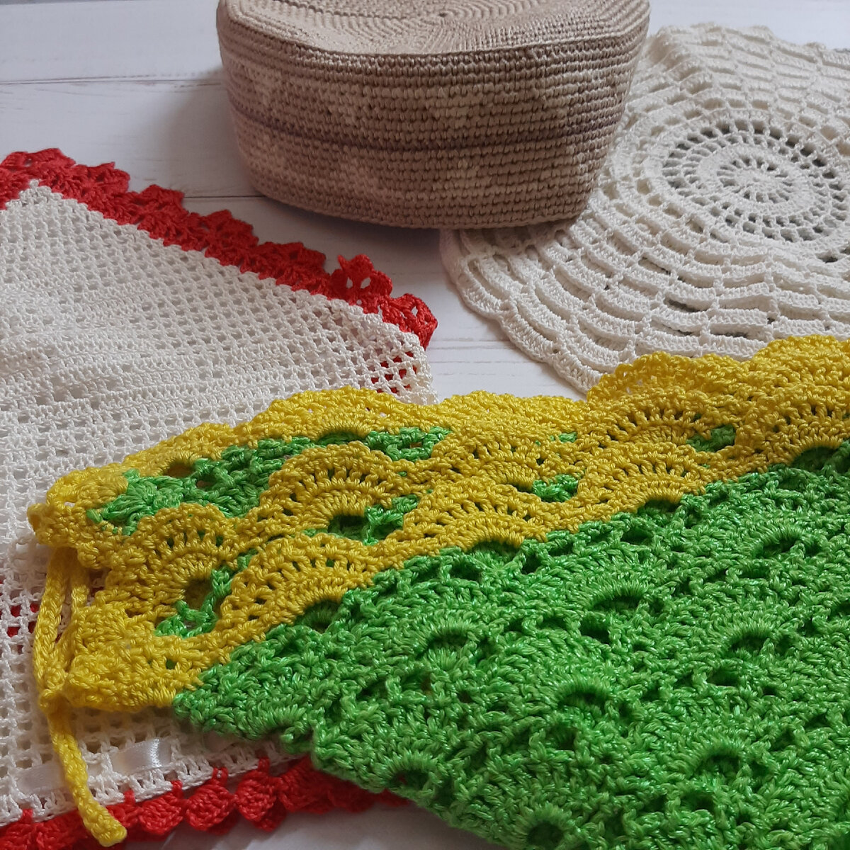 А еще косынки, береты, и особо любимые местными мужичками "тюбетейки".