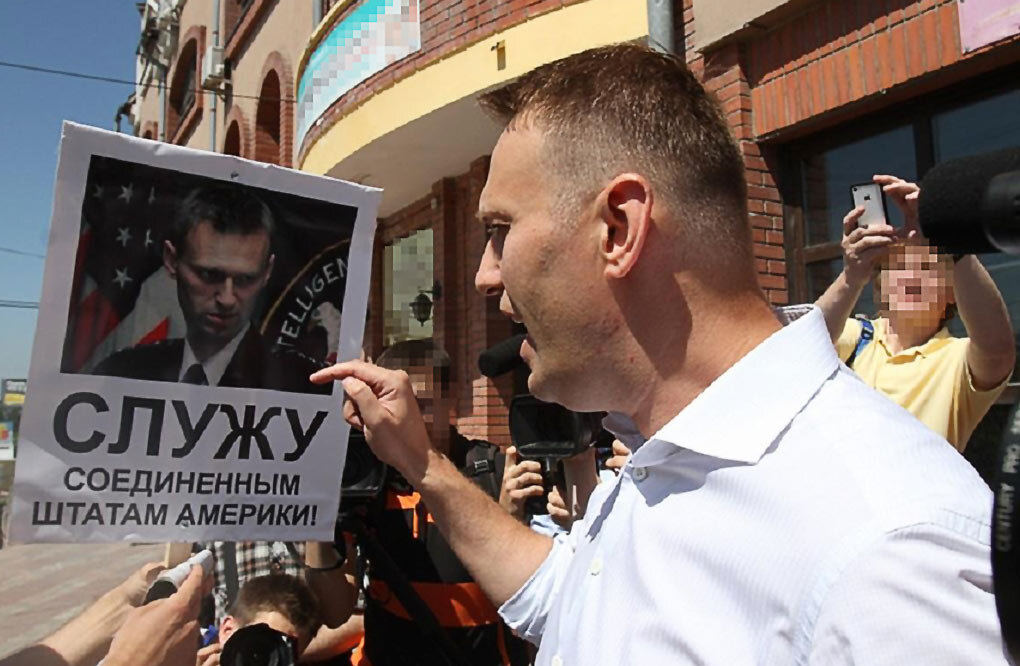 Митинг. Народ что-то подозревает. Знакомые физиономии и рекламу пришлось зацензурировать.