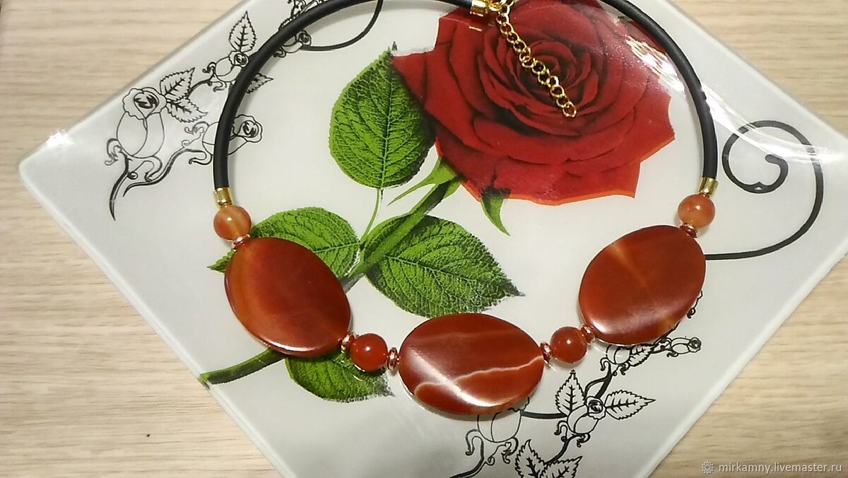 Колье из сердолика