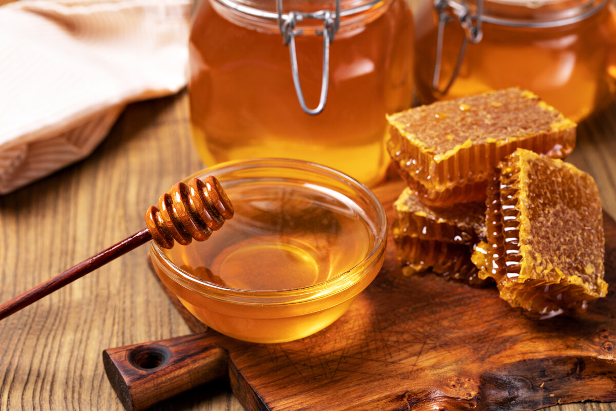 Мед и продукты пчеловодства. Мед. Соты меда. Мед на столе. Мёд и продукты пчеловодства.
