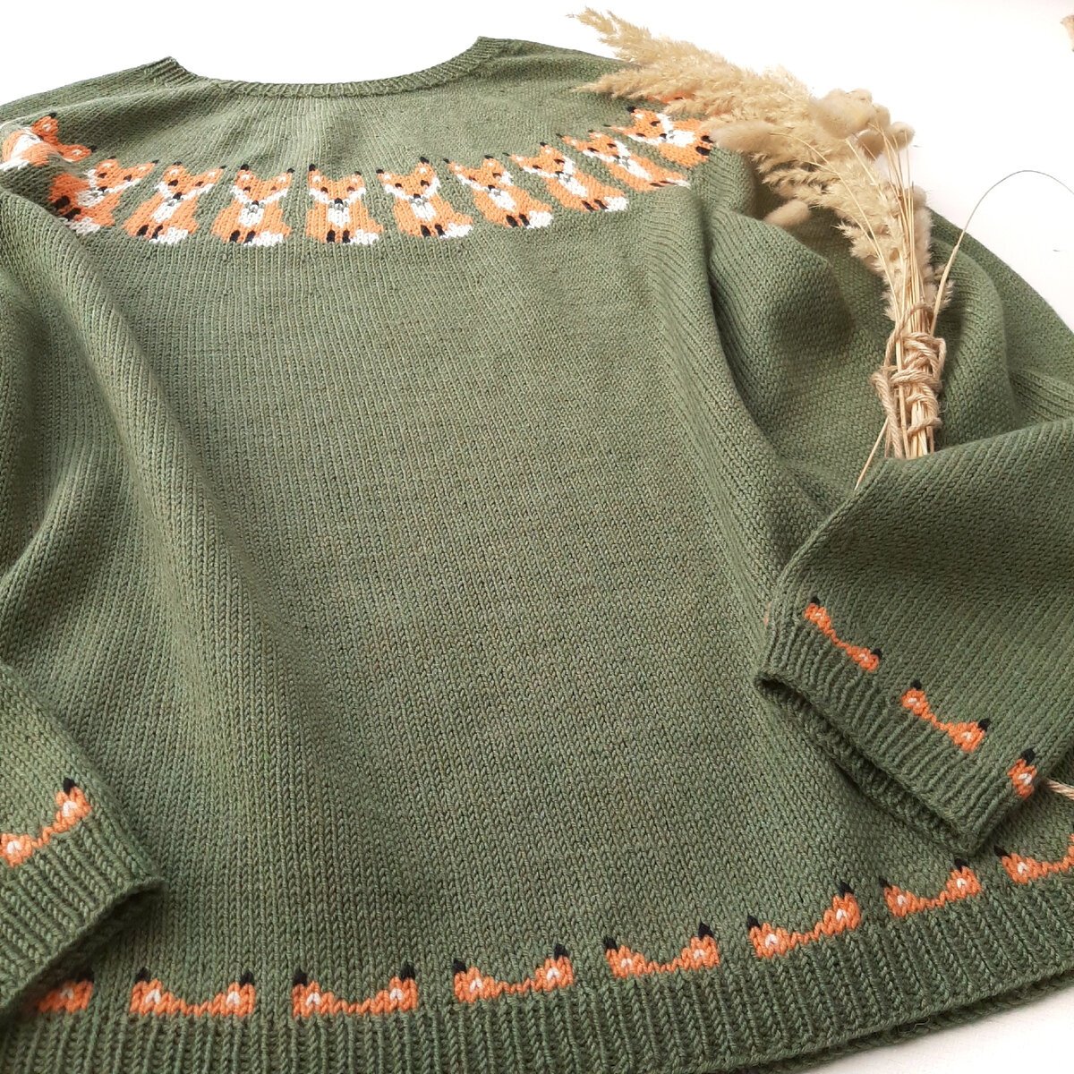 Простое закрытие подола и рукавов.