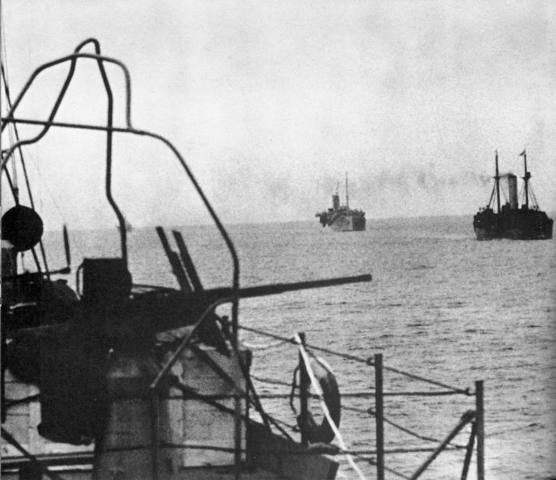 Эсминец Северного флота «Громкий» обеспечивает конвой транспортных судов, следующих в Мурманск.