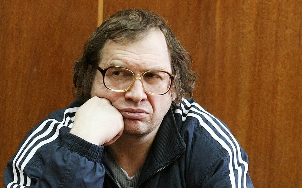 Сергей смотрит на всё это 