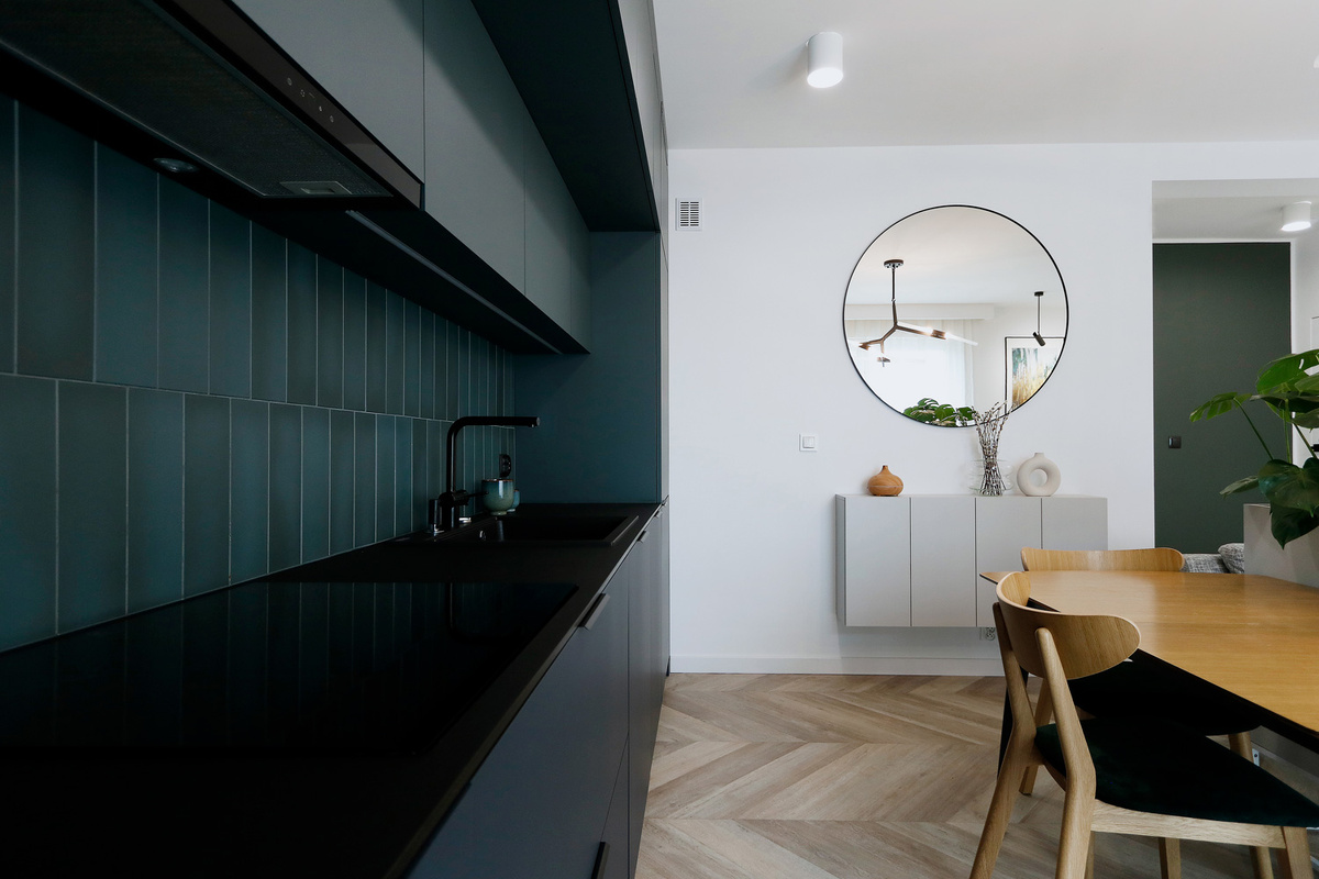 Синий цвет и элегантная композиция в монохромных тонах дизайна кухни