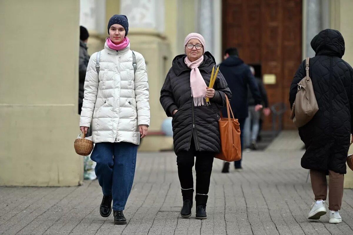 Накануне пасхального богослужения, в Великую Субботу, христиане приносят в храмы пасхальную пищу для освящения.