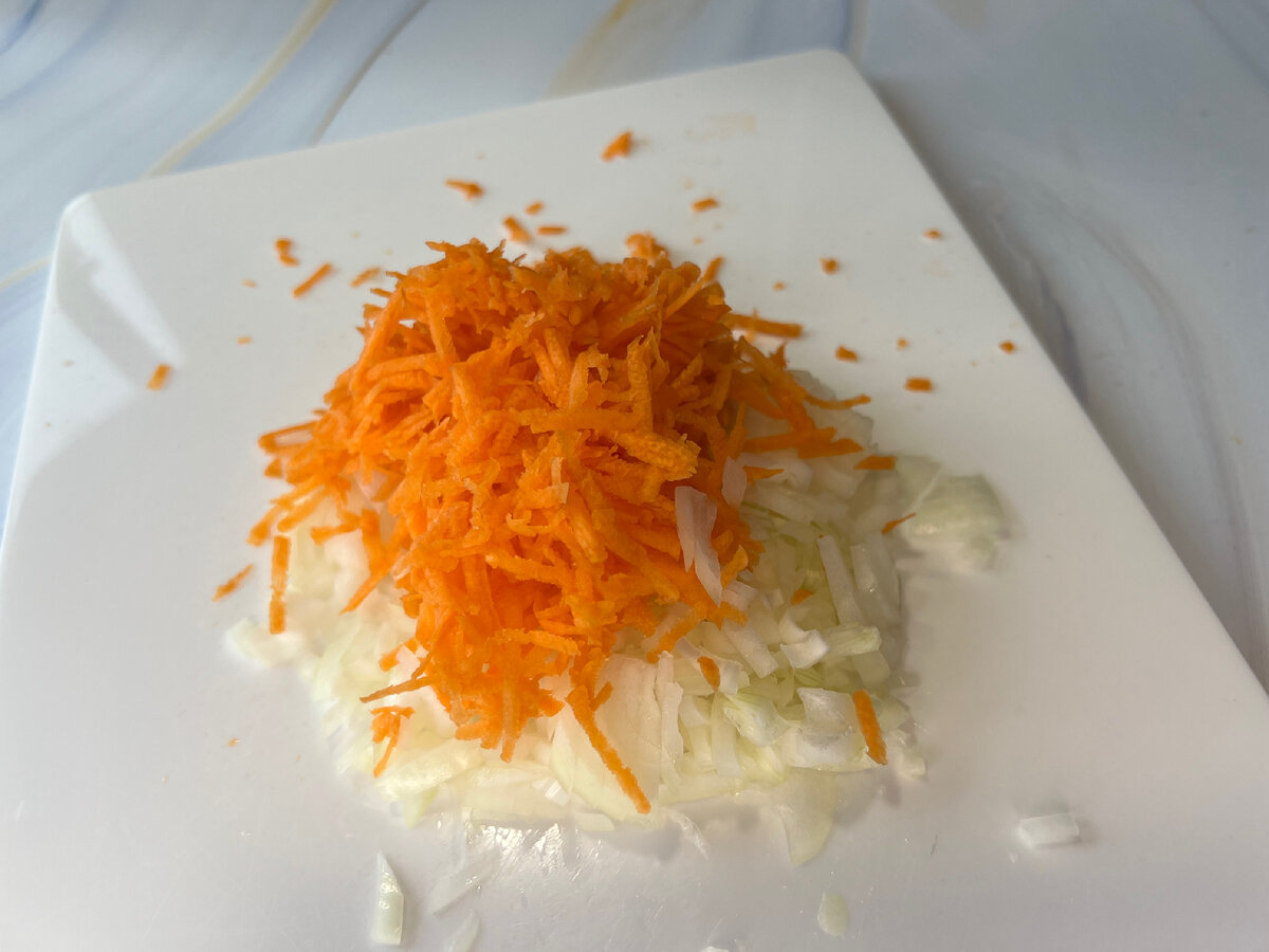 Мелко режем лук и натираем морковь на мелкой тёрке 