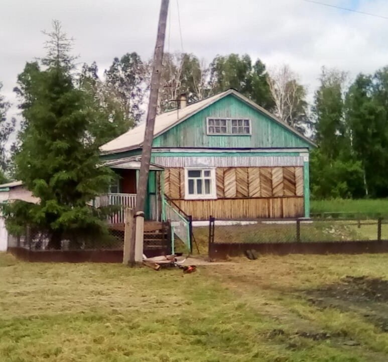 Здравствуй Новый День. С вами Алексей. Если бы каждый человек, в силу своей возможности разработал участок земли. Не важно, клумба это или грядка, дача или развёл хозяйство. Какой бы стала наша земля? Думаю значительно лучше.  Данное место, этот куст из нескольких деревьев практически посередине деревни. Точнее, что осталось от деревни. Когда-то был разъезд, отцеплялся паровоз толкач. Потом полноценная железнодорожная станция, а сегодня остановочный пункт.  Видать пилили, очищали ЛЭП, зависла дерево на дерево, так и бросили. И на которой зависла, тоже сухостой. Вот и решил и природе помочь и дров для дома подпилить, так как у нас сейчас сухостой и валежник бесплатно, и пока не кому на голову этот сухостой не упал.   Мой процесс выбора обеспечения своих потребностей. По большому счёту природа может обеспечить все естественные потребности человека. Хочу у каждого нового дня научится самообеспечению - это поиск источников и средств к существованию, для осуществления деятельности, исполнения желаний. Самообеспечение – это активное самостоятельные действия без надежды на чужую, в том числе и государственную помощь. Надеясь только на свои силы, самому находит место приложения своих сил, регулировать свои отношения со средой обитания и природой.  В данный момент это заготовка дров. Практически без вреда для природы. На оборот, немного помогая ей. И конечно не забывая про собственную выгоду. Каждый человек по своей натуре корыстный эгоист. И всегда и во всём будет искать выгоду. И в этом нет не чего плохого. Только не нужно забывать о последствиях. И в природе и в жизни, нет не поощрений, не наказаний, есть только последствия природных явлений и наших действий.  Постараюсь больше отталкиваться от того, что мать природа может обеспечить мои естественные потребности для моей жизни. Давайте вспомним, кто такой Крестьянин - это деревенский житель занимающийся выращиванием С/Х культур и разведением С/Х животных, как своей основной работой. Это к чему я буду стремиться.  Строительство, максимально использовать природный материалы. Б/У материалы, особенно такие как щебень, песок, так как в нашем краю нет не песка, не камня в природе. Конечно не собираюсь отказываться от современной техники и инструмента. Конечно будут применяться и современные строительные материалы, к примеру цемент, но по минимуму. Конечно с применением современных кровельных материалов.  Стремлюсь к крестьянскому образу жизни. Но на современный лад и быт. Так как техника, инструмент, материалы, придуманы чтоб облегчить труд, быт, в целом жизнь человека. Я уверен будь всё это у предков крестьян, всё бы это они использовали.  Когда появились первые мысли о крестьянском образе жизни, деревенском самообеспечении. И это не от того, что не хватало денег, скорей на оборот. Заработная плата на оборот была как не когда высокой. И поработав в двух местах, я разочаровался в качестве продуктов С/Х происхождения.   На просторах интернета начал искать информацию по данной теме, сначало было просто интересно. Потом стали появляться мысли, А почему бы не попробовать? Лучше пускай не получится. Чем потом сожалеть,что не попробовал.  Случайно наткнулся на Ютуб-канал Хорошо Живём, ведущий Виктор, умный человек. Думаю ну вот, нашёл единомышленика. Но оказалось что он теоретик. Что тоже очень хорошо. И книгу что пишет, думаю будет очень полезна многим. Самообеспечение для него, интересна сама теория. Для меня же, деревенское самообеспечение интересует как образ жизни, как основная работа.  И представление о деревенском самообеспечении у нас с ним разное. К примеру, Виктор сказал, что не как не вписывается мотоблок в деревенское самообеспечение. Виктор при всём уважении к вам. При таком понятии и понимании, вам нужно отказаться от бумаги, а писать на бересте. Выкинуть авторучку, взять гусиное перо, намешать скажем сливок с сажей и писать. Моё мнение, что такой подход к деревенскому самообеспечению не верный. Это скорее путь к староверам. А потом вы удивлялись и пытались оправдываться. Вы сами себя поставили в неловкое положение. О чём я и говорил, мы все перестали думать о последствиях сказанного и сделанного.   Даже чтоб просто жить в деревне, нужно любить, слышать природу. И конечно любить труд. По-другому просто не чего не получится. Часто натыкаюсь на такую тему как, плюсы и минусы города, деревни. По моему мнению, не плюсов, не минусов, нет не в городе не в деревне. Есть два образа жизни, городской и деревенский. И каждый человек будет настраивать любой образ жизни под себя, под свою семью. А какой образ жизни ближе вам?