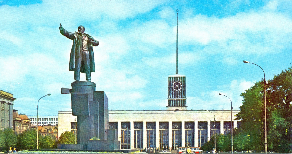 памятник Ленину у Финляндского вокзала 