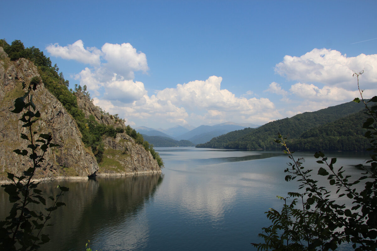 Вид на озеро с дамбы