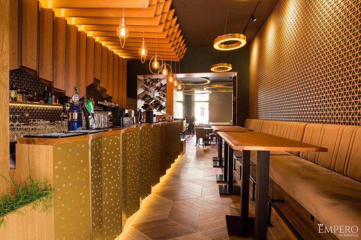 Плитка под дерево APE Ceramica в дизайне закусочной «Zucca City Bistro»