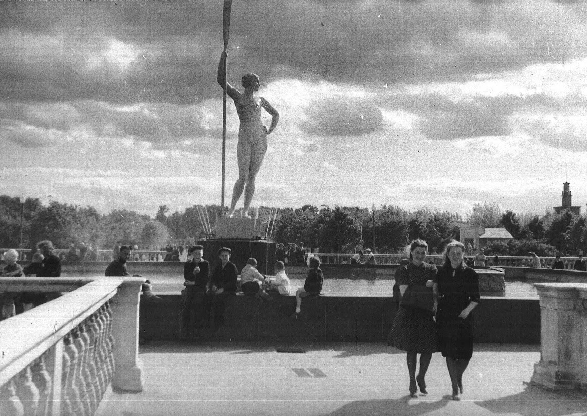 Натурщица стеснялась позировать: Как и зачем появилась знаменитая  скульптура «Девушка с веслом» в СССР? | Цитаты истории | Дзен