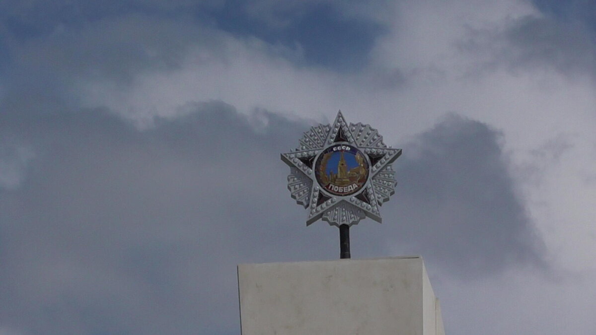 Орден " Победа" тут не к месту ! Читаем статут ордена- ни одно подразделение,ни один лётчик в ту войну не был удостоен этой награды .Награда полководческая- маршальская...Не для офицеров и солдат...