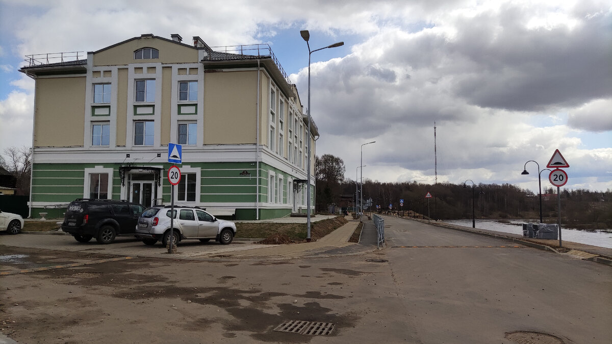 Гостиница Виктория — наш приют на ближайшие двое суток. Смотрели еще Ткачи, но рекомендации товарища, который совсем недавно был в Виктории перевесили. 
