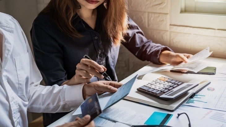 Платежеспособность семьи надо подтвердить документально: к примеру, выпиской с банковского счета, где лежат сбережения супругов