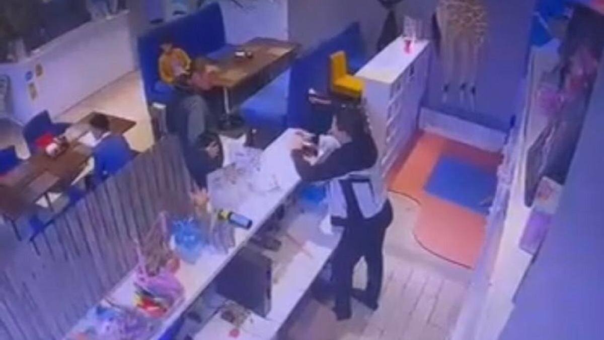    Конфликт между посетителем и работником ТРЦ:t.me/kozachkow