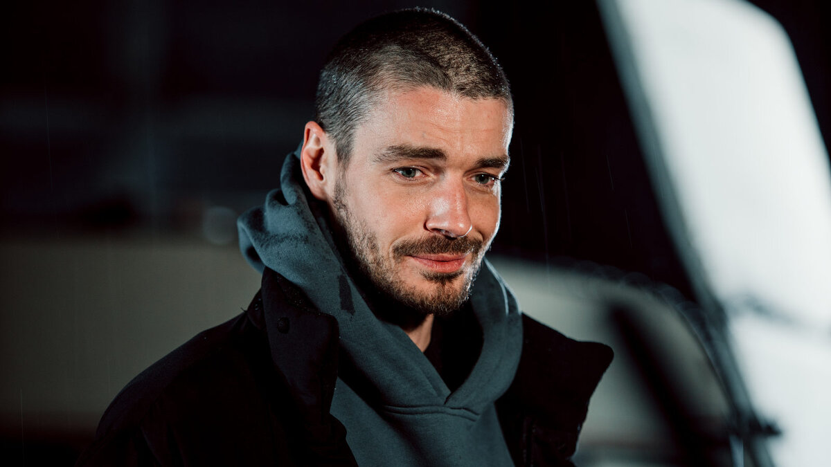 Максим Матвеев в роли Артёма Стрелецкого. Источник: https://www.kino-teatr.ru/kino/movie/ros/145171/foto/1115877/
