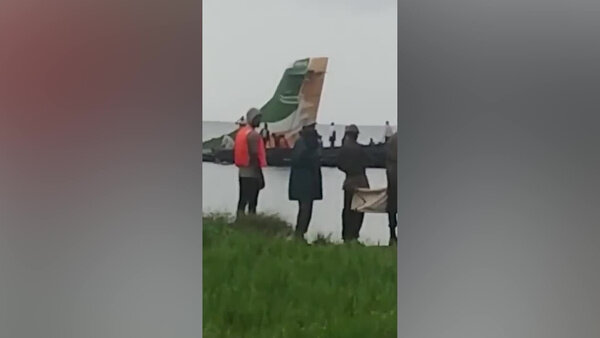В Танзании упал самолёт в озеро Виктория. Видео © Twitter / Entebbe Post