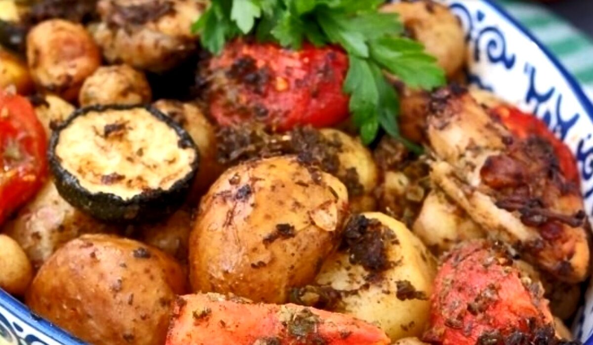 Запеканка из картофеля, мяса, грибов и помидоров в быту