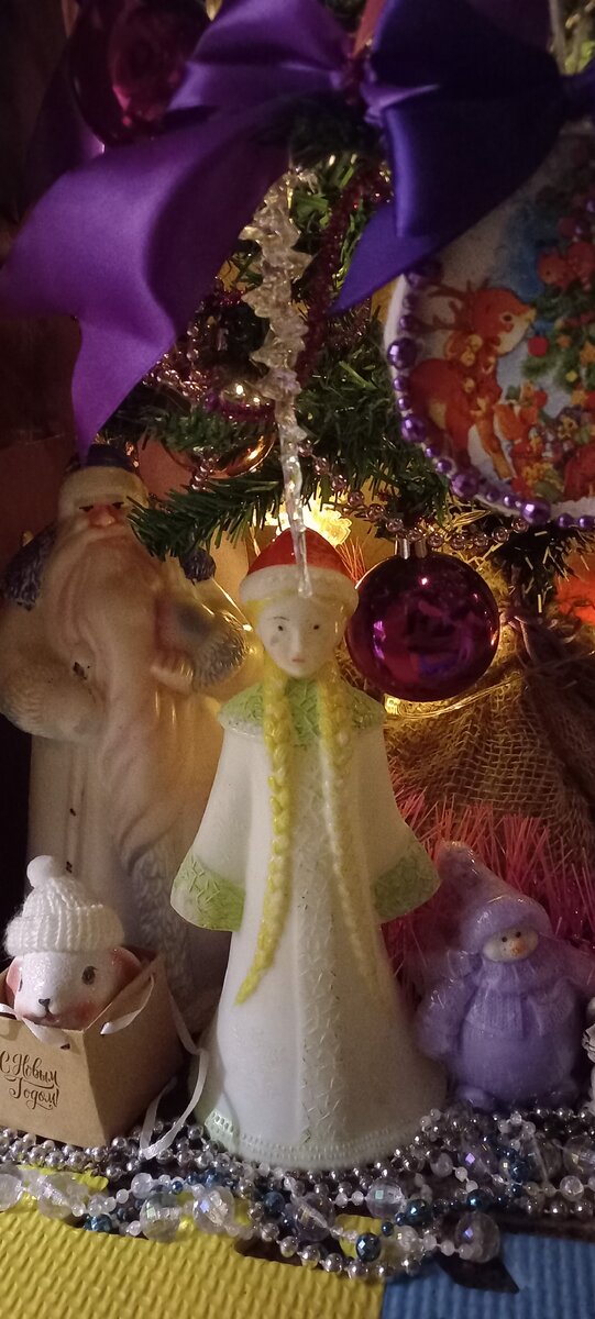 Дед Мороз с внучкой еще из моего детства. А там даже еще постарше)))