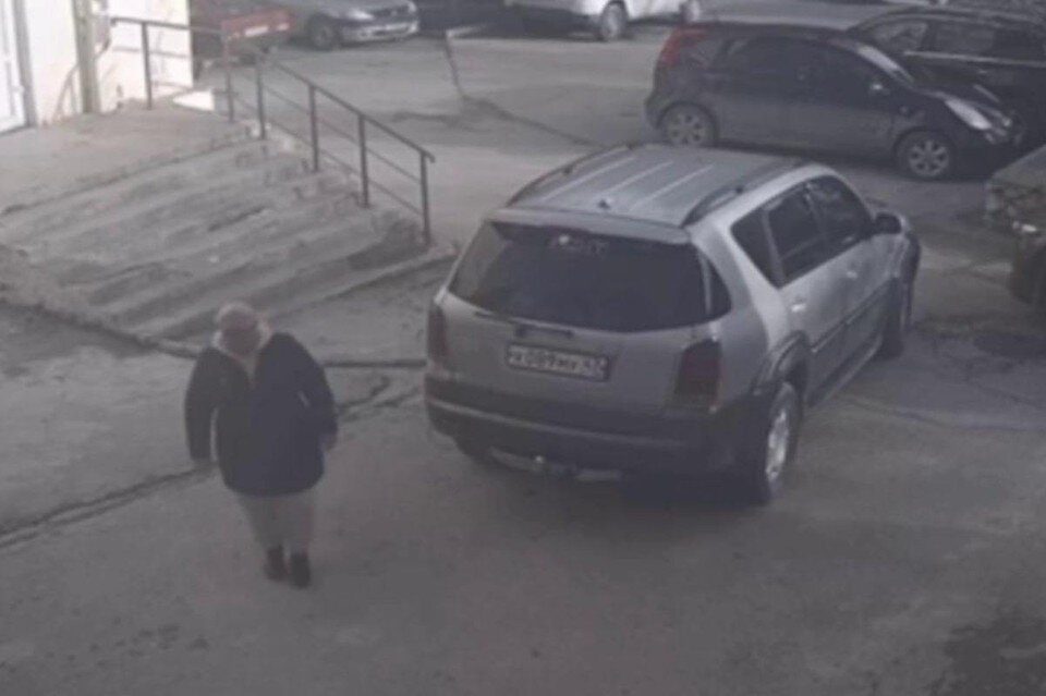     Как женщина с такими "навыками" вождения вообще смогла получить права, остается загадкой. Фото: скриншот из видео