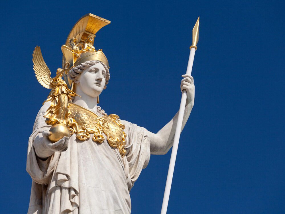 Любимица Зевса Афина — в полном боевом облачении и с трофейной головой Горгоны Медузы на груди. Бесстрашная, справедливая и независимая. Фото из интернета 