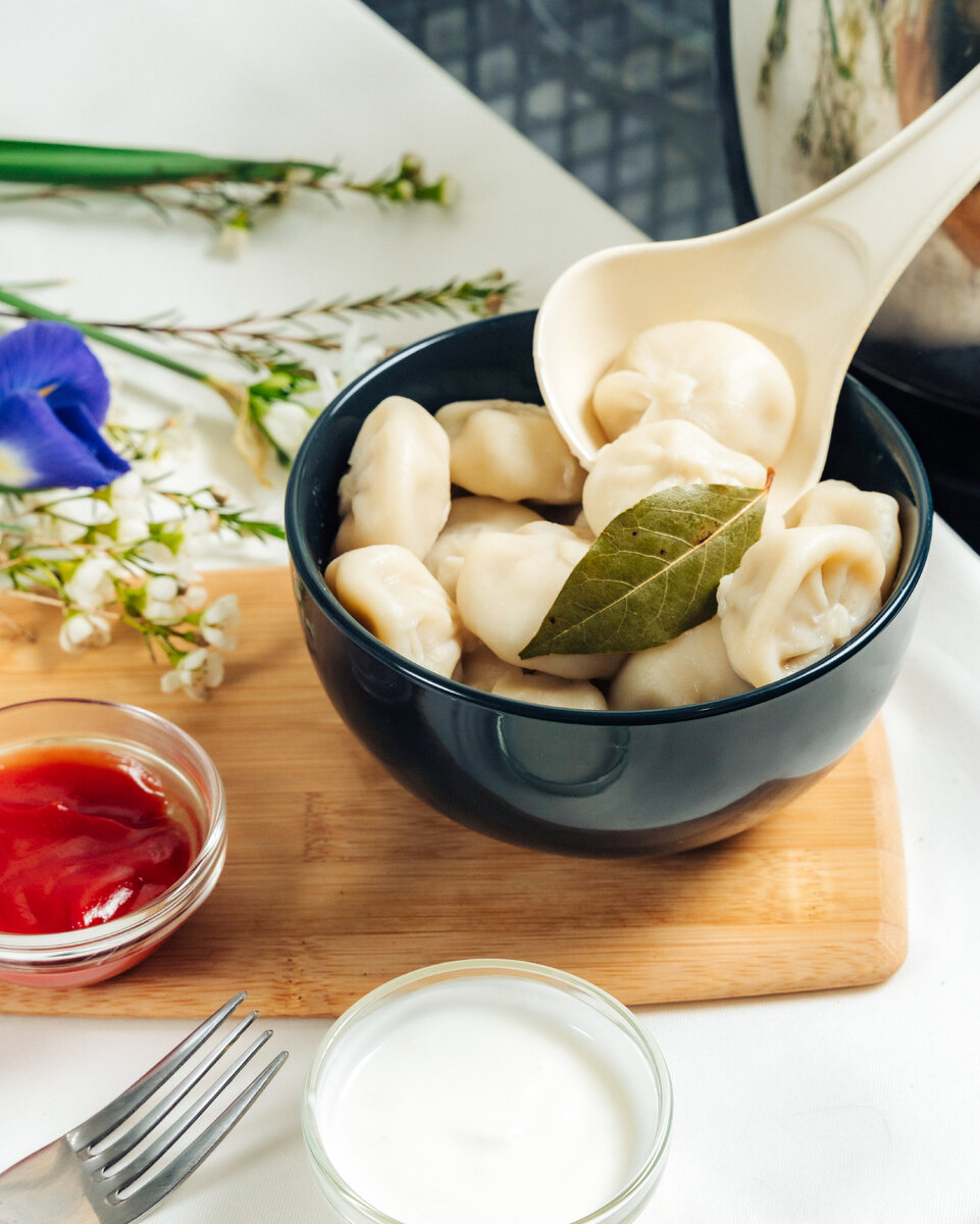 Традиционно пельмени едят со сметаной или сливочным маслом. Но мы бы хотели с вами поделиться тремя простыми и в то же время необычными соусами на любой вкус.
