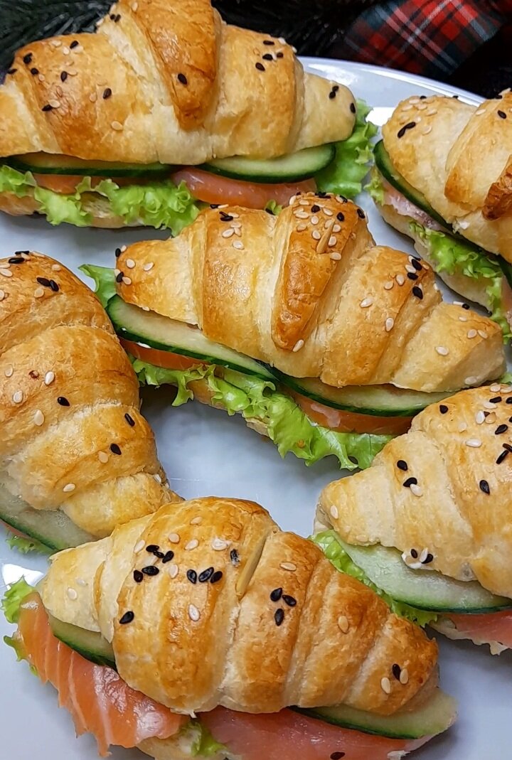 2. Закусочные бутерброды с красной рыбой . Уж очень полюбилась мне эта закуска , все просто , вкусно и красиво. Так же делается из слоёного теста , только с другой начинкой . Отличный вариант на праздничный стол.