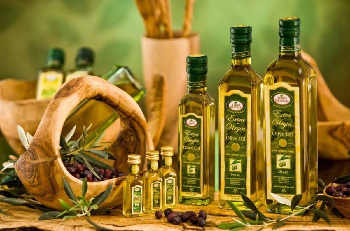 Масло оливы. Olive Oil масло оливковое. Олив Ойл масло оливковое. Греческое оливковое масло. Оливковое масло с травами