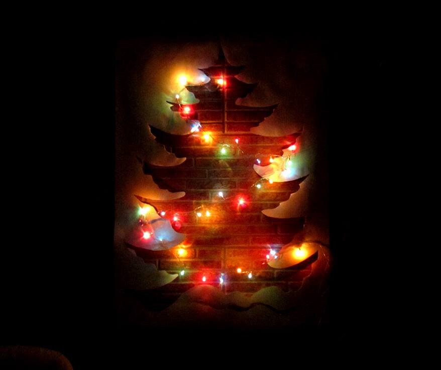 ёлка-антикот минимал стайл: лист ватмана, вырезанный контур, гирлянда. 