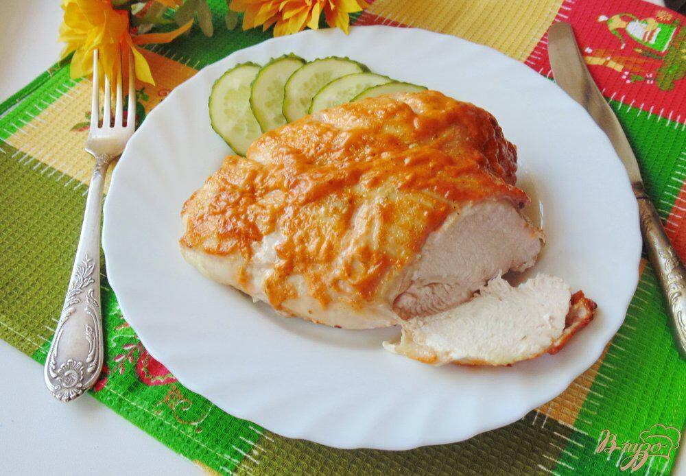 да-да, два вялых салатных листика, много курицы. Хорошо, если она запеченная, а не отварная сухня.