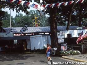    До 2005 года светофор выносили на улицу в День независимости США.Roadside America