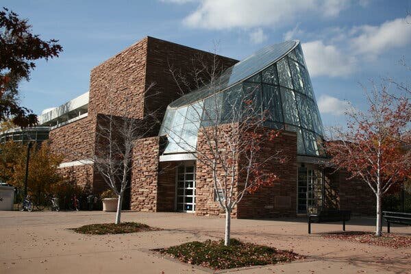 Ожидается, что главная публичная библиотека в Боулдере, штат Колорадо, частично откроется в среду после закрытия в течение нескольких недель 