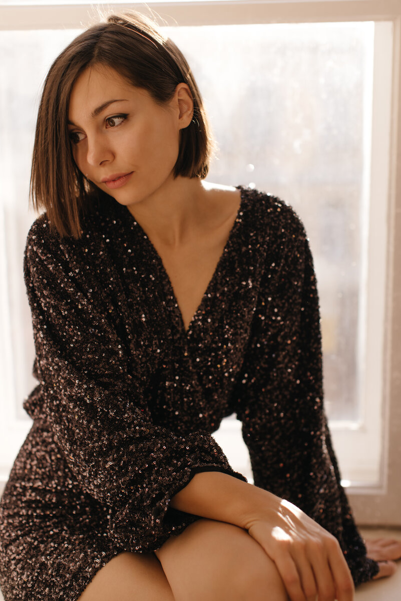 <a href="https://ru.freepik.com/free-photo/attractive-young-caucasian-brunette-lady-with-short-haircut-in-stylish-black-dress-sits-on-windowsill-concept-of-female-beauty_24900819.htm#page=2&query=%D0%B4%D0%B5%D0%B2%D1%83%D1%88%D0%BA%D0%B0%20%D0%B2%20%D0%BA%D1%80%D0%B0%D1%81%D0%B8%D0%B2%D0%BE%D0%BC%20%D0%BF%D0%BB%D0%B0%D1%82%D1%8C%D0%B5%20%D0%B2%D0%BE%D0%B7%D0%BB%D0%B5%20%D0%B7%D0%B5%D1%80%D0%BA%D0%B0%D0%BB%D0%B0&position=45&from_view=search&track=ais">Изображение от lookstudio</a> на Freepik