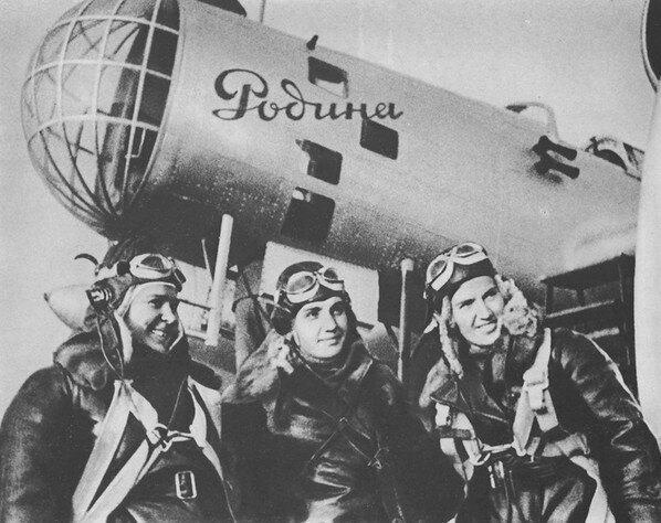 Экипаж "Родины". Слева направо: П. Осипенко, В. Гризодубова, М. Раскова