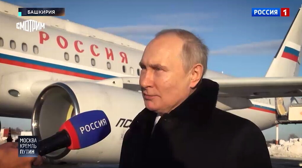 Владимир Путин отвечает на вопросы об экономике на взлетном поле. Кадр «Россия 24»