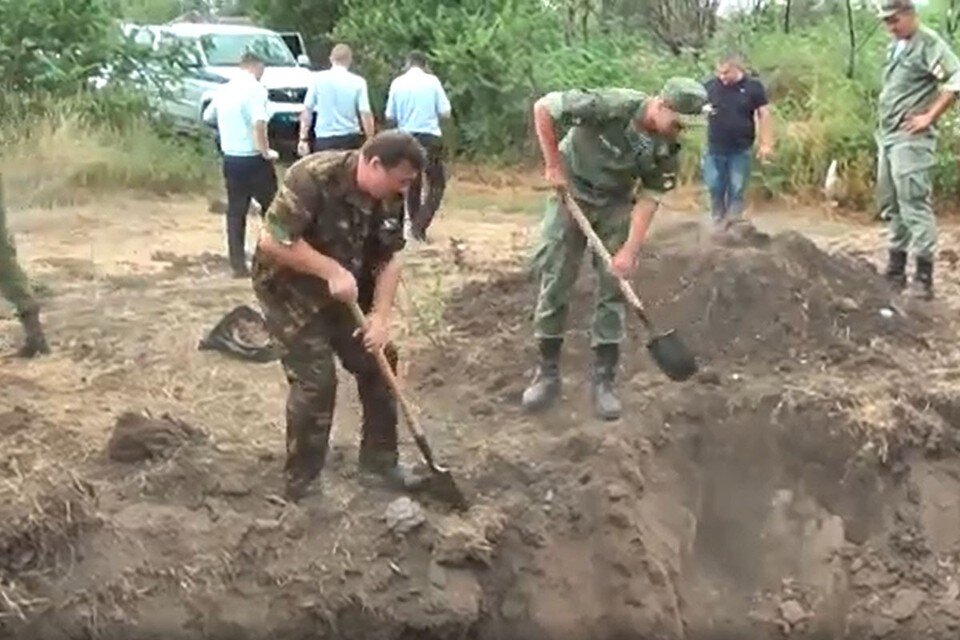    Установлено, что мирное население расстреливали, травили ядом в мобильных газовых камерах, сжигали и истязали