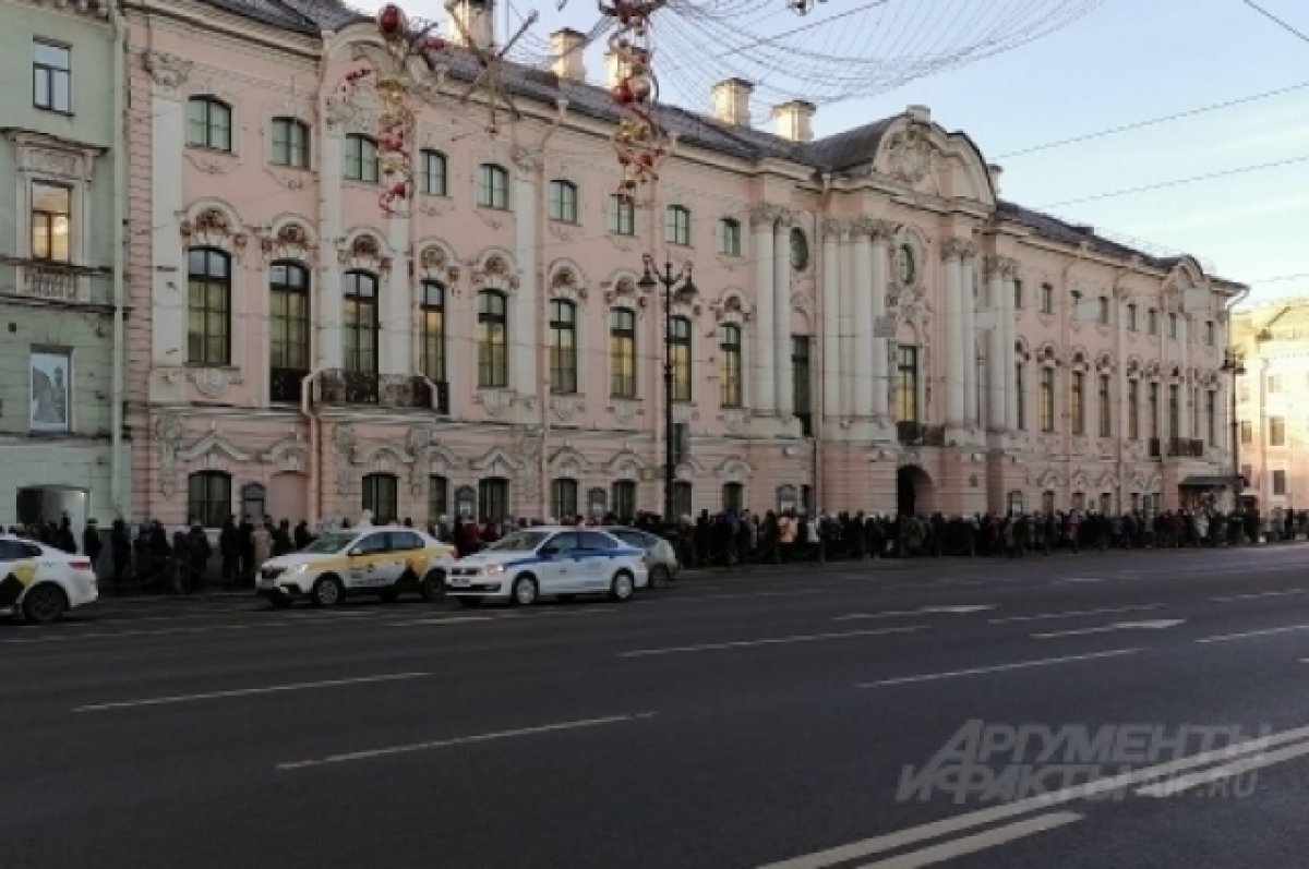 Гигантская очередь выстроилась на Невском проспекте у Строгановского дворца  | АиФ – Санкт-Петербург | Дзен