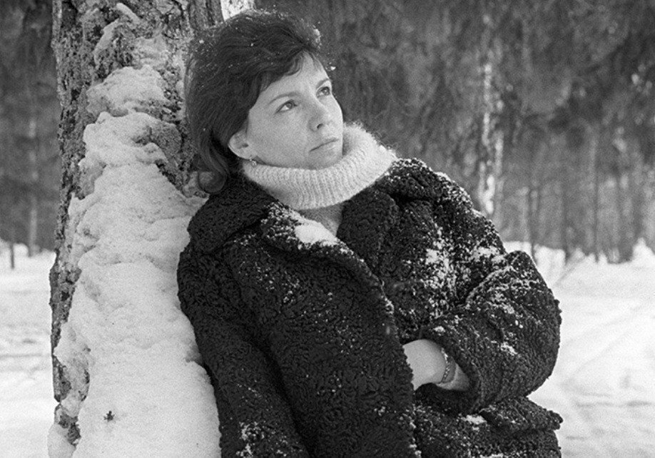 Римма Казакова в зимнем лесу, Фото Яндекс.Картинки.