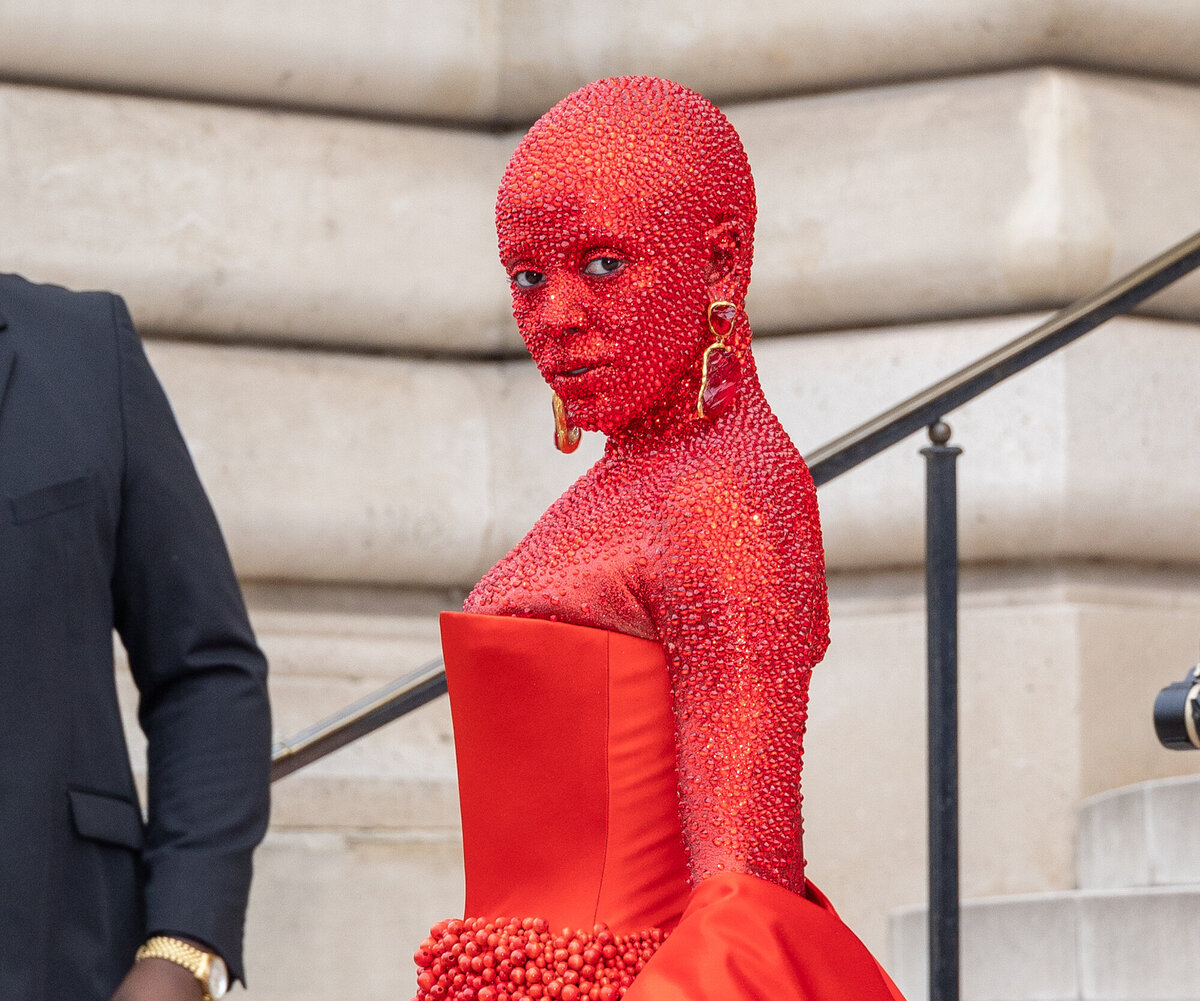     Посмотрите на образ Doja Cat с полностью красным лицом и 30 000 кристаллов на теле