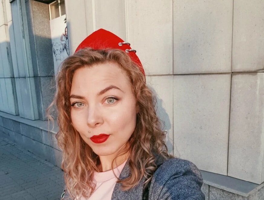 Хельга Пирогова однажды пришла на заседание в кокошнике. А потом ещё ходила в жёлто-голубом туалете. Фото: соцсети Хельги Пироговой. 