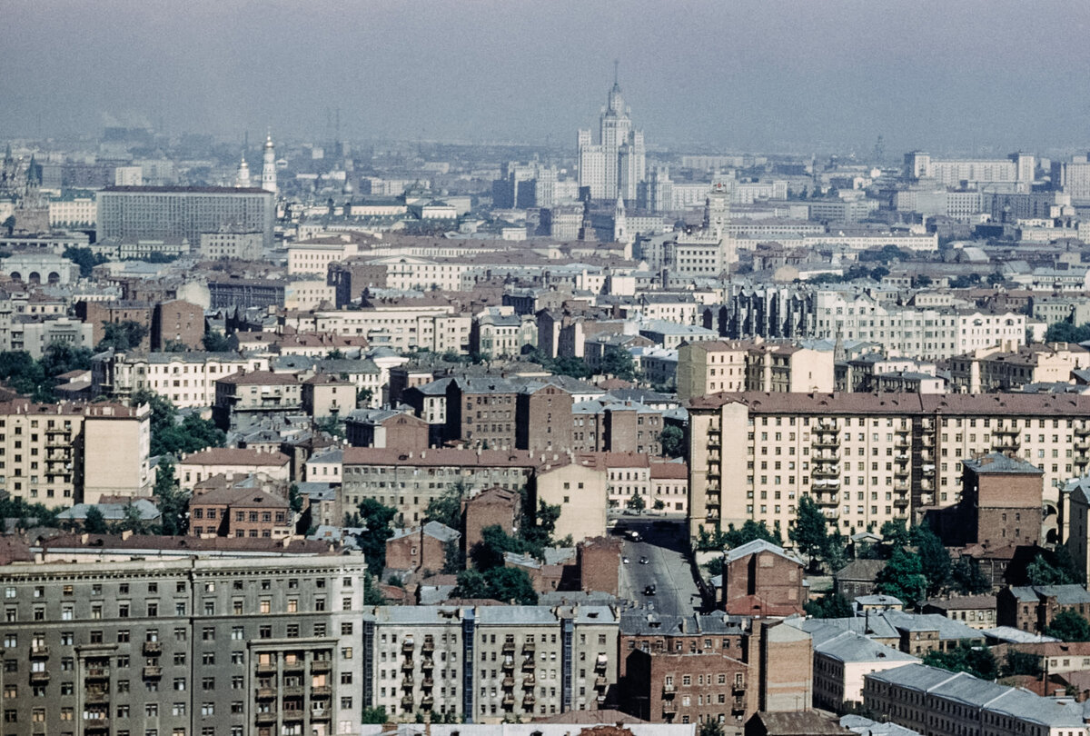 1960 год. Вид с гостиницы «Украина» в сторону Кремля и высотки на Котельнической набережной. Фото Пола Поппера.