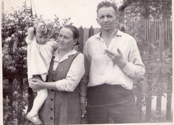 мои прабабушка Сусанна Матвеевна и прадед Тойво Павлович. На руках у mummo (муммо (фин, бабушка) моя тетя - Лилия.