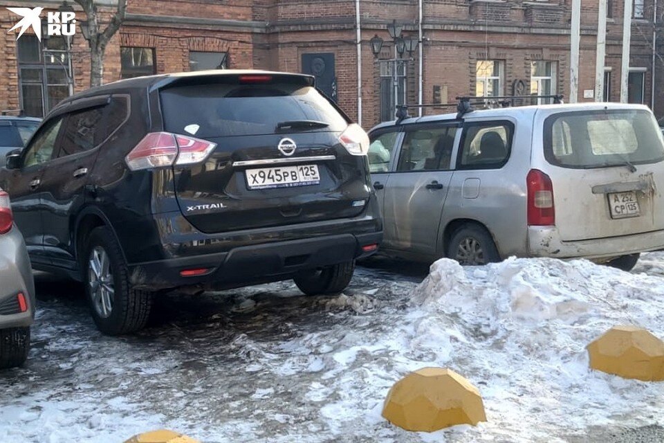     Владивостокцы жалуются на неочищенные территории парковок. Юлия ШЕСТЕРНИНА
