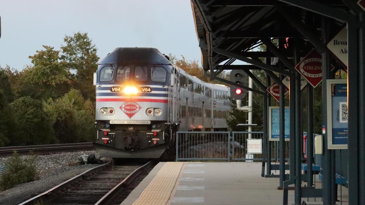    Поезд подъезжает на станцию:pexels.com