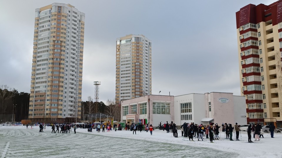    Старт гонки "Лыжня России - 2023" в Юго-Западном микрорайоне. Фото: Николай Курилов / "МК-Урал".