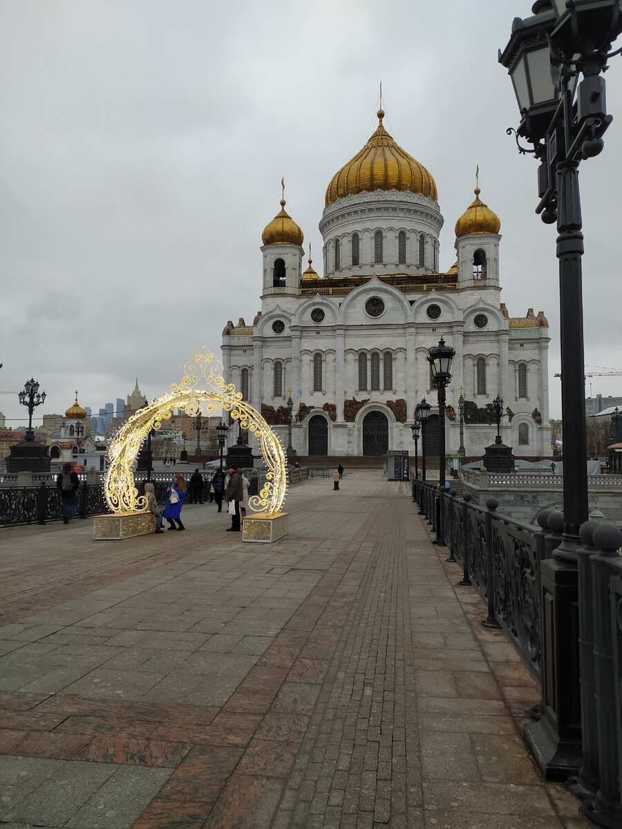 Вид на Храм Христа Спасителя с Патриаршего моста
