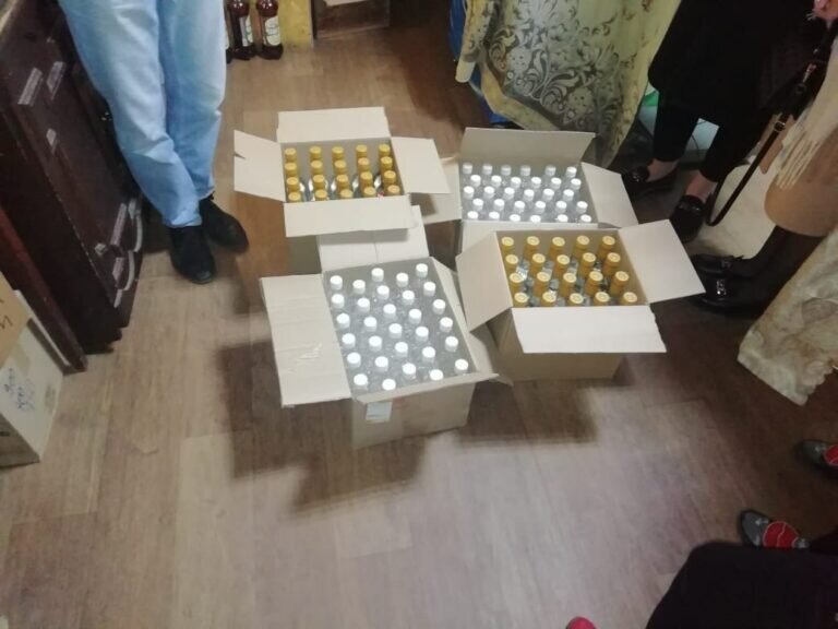    Склад контрафактного алкоголя и сигарет обнаружен в доме 47-летней жительницы Новотроицка Белов Михаил Александрович